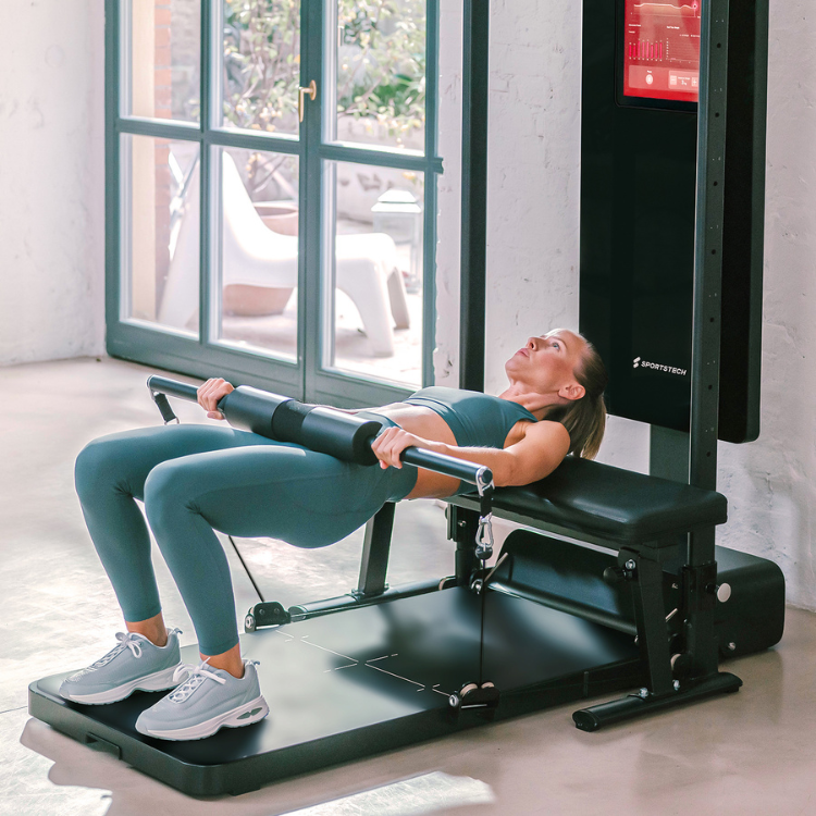 Frau trainiert auf dem sGym Pro 