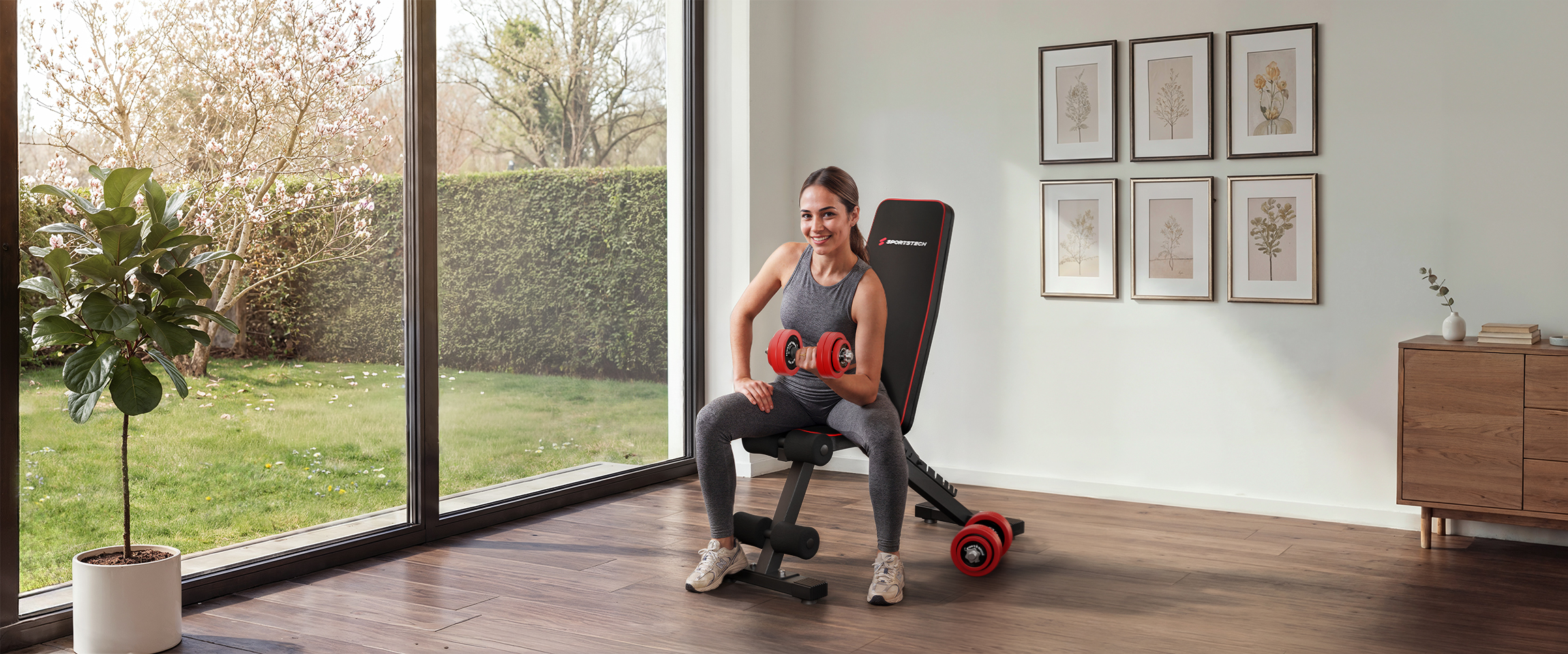 Frau mit Hantel sitzend auf Hantelbank